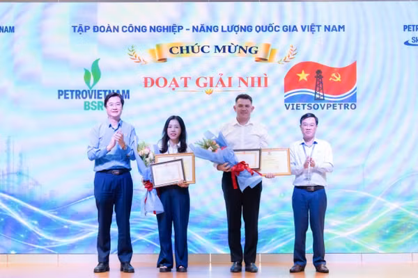 Ban tổ chức trao giải Nhì toàn đoàn cho BSR và Vietsovpetro. (Ảnh: Tổng công ty Lọc hóa dầu Việt Nam)