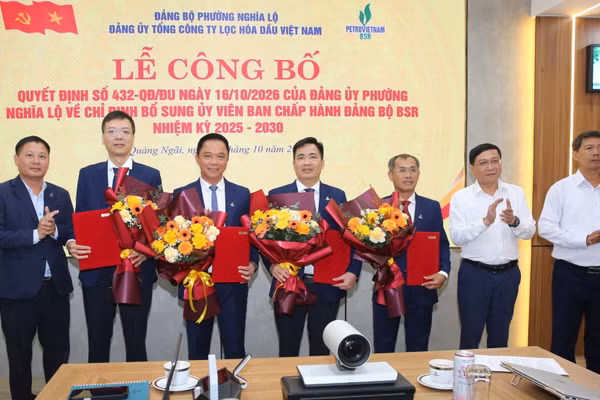 Lãnh đạo phường Nghĩa Lộ trao quyết định và lãnh đạo BSR tặng hoa các đồng chí được bổ sung Ủy viên Ban chấp hành Đảng bộ BSR nhiệm kỳ 2025-2030. (Ảnh: BSR)