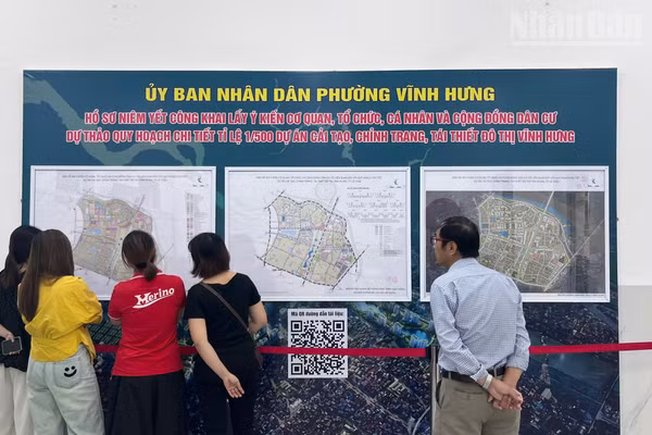 [Ảnh] Người dân phường Vĩnh Hưng tìm hiểu, đóng góp ý kiến về dự án tái thiết đô thị có tổng mức đầu tư gần 186.000 tỷ đồng