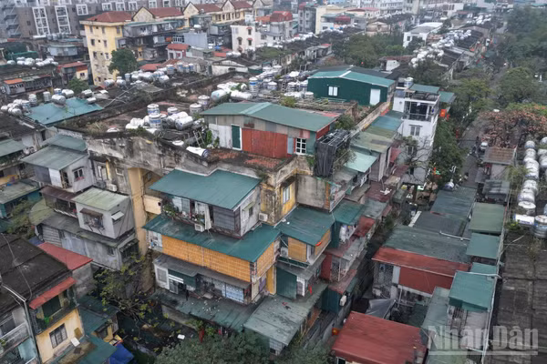 Những "chuồng cọp" được người dân dựng thêm nhằm nâng diện tích sinh hoạt.