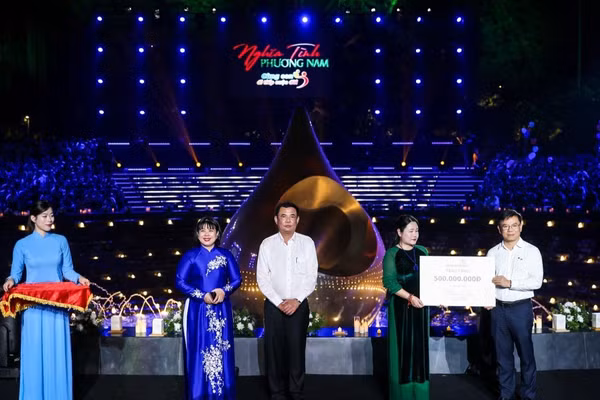 Đại diện Ban Lãnh đạo Ngân hàng TMCP Ngoại thương Việt Nam tham dự và trao quà tại sự kiện ( Ảnh : VCB )
