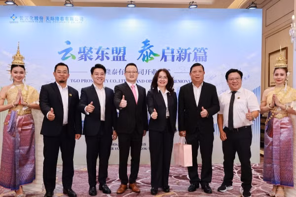 Bà Nguyễn Thị Hiền - Phó Tổng Giám đốc PVCFC cùng các đại diện tại lễ khai trương Công ty trách nhiệm hữu hạn TGOP tại Bangkok, Thái Lan. (Ảnh: Ngọc Duyên)
