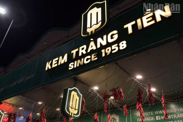 35 Tràng Tiền được xem là một trong những địa chỉ mang tính biểu tượng của thương hiệu. Kem Tràng Tiền ra đời năm 1958 và những sản phẩm đầu tiên được sản xuất, bán tại chính địa chỉ này.