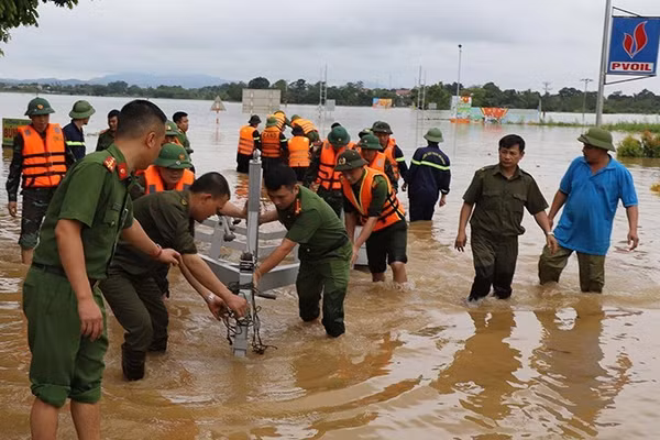 Công an Thanh Hóa hạ thủy phương tiện phục vụ cứu hộ, hỗ trợ di chuyển an toàn qua vùng ngập nước.