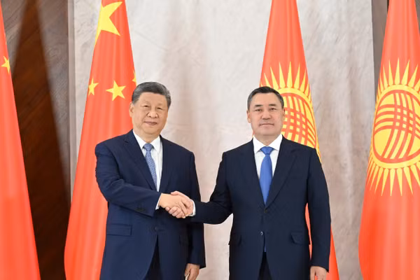 Chủ tịch Trung Quốc Tập Cận Bình (trái) và Tổng thống Kyrgyzstan Sadyr Japarov trong cuộc hội đàm với tại thủ đô Bishkek, ngày 31/8/2026. (Ảnh: THX/TTXVN)