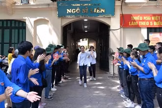 Niềm vui của thí sinh sau khi kết thúc buổi thi môn Ngữ văn tại điểm thi Trường THCS Ngô Sỹ Liên (quận Hoàn Kiếm).