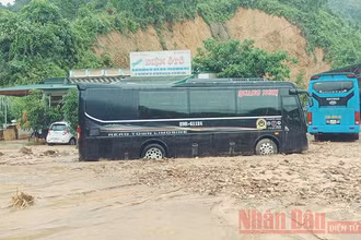 Nhiều tài sản của người dân bị bùn đất vùi lấp. 