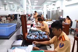 Lực lượng chiến sĩ giải quyết hồ sơ tại Tổ Đăng ký xe số 282  Nơ Trang Long, quận Bình Thạnh.