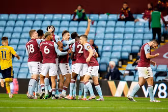 Các cầu thủ Aston Villa mừng trận thắng Arsenal.