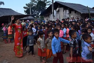 Cô trò trong ngày khai giảng tại điểm trường Chè Lý A (Bảo Lâm, Cao Bằng) (Ảnh: DUY LINH)