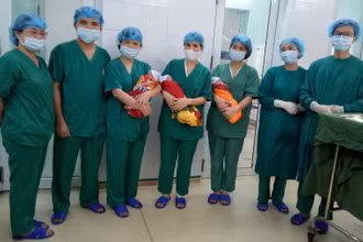 Kíp mổ thực hiện phẫu thuật thành công ba bé trai sinh cùng trứng.