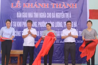 Lễ khánh thành Nhà tình nghĩa cho bà Nguyễn Thị Á (TP Đông Hà, Quảng Trị).
