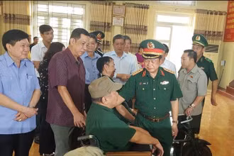 Phó Chủ tịch Quốc hội thăm hỏi và tặng quà thương, bệnh binh tại Trung tâm Điều dưỡng người có công tỉnh Phú Thọ.