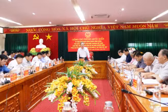 Phó Chủ tịch Quốc hội Phùng Quốc Hiển phát biểu tại buổi làm việc.