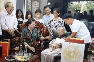Chủ tịch Quốc hội Nguyễn Thị Kim Ngân thăm Mẹ Việt Nam Anh hùng Trần Thị Âm.