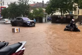 Nhiều tuyến đường tại Đà Lạt bị ngập sâu sau mưa lớn.