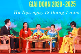Các điển hình tiên tiến giao lưu, chia sẻ kinh nghiệm.