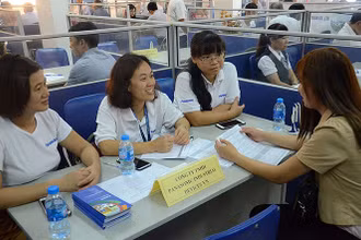 Lao động tìm hiểu thông tin về việc làm tại Trung tâm Dịch vụ việc làm Hà Nội (Ảnh: HCES).