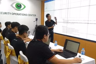 Các đội xử lý tình huống tại chương trình diễn tập. 