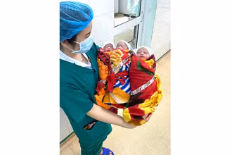 Sản phụ sinh ba cùng trứng hiếm gặp ở Tuyên Quang