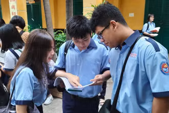 Các thí sinh tại điểm thi Trường THPT Trưng Vương, quận 1, TP Hồ Chí tranh thủ ôn bài trước khi bước vào phòng thi. 