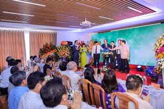Các đại biểu bấm nút khai trương Bệnh viện Phụ sản Thiện An.