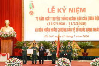 Thủ tướng Nguyễn Xuân Phúc trao tặng Huân chương Bảo vệ Tổ quốc hạng nhất cho ngành Hậu cần quân đội.