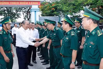 Phó Thủ tướng Thường trực Trương Hòa Bình kiểm tra tại Biên phòng cửa khẩu cảng Hải Phòng. 