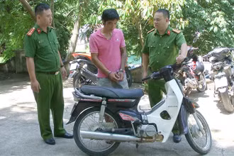 Công an bắt giữ Hà Văn Duẩn có hành vi trộm cắp xe máy.