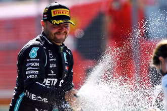 Đội đua F1 Mercedes giành chiến thắng