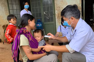Ngành y tế tổ chức khám sàng lọc và điều trị dự phòng cho người dân làng Bông Hiot (xã Hải Yang, huyện Đắk Đoa) chiều 4-7.