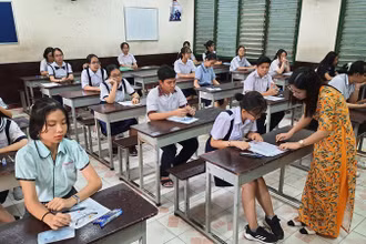 Cán bộ coi thi kiểm tra trước khi bắt đầu môn thi của ngày đầu tiên.