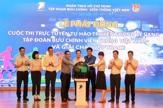 Đại diện lãnh đạo Tập đoàn VNPT và các đơn vị liên quan ấn nút phát động cuộc thi. 