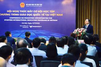 Bộ trưởng GD-ĐT Phùng Xuân Nhạ phát biểu tại hội nghị.