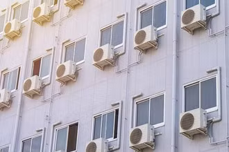 Máy điều hòa không khí ở Mỹ thải ra khoảng 100 tấn carbon dioxide vào không khí mỗi năm và các chuyên gia cảnh báo "về cơ bản, chúng ta đang tự đốt nóng mình". Ảnh: Getty Images.