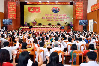 Các đại biểu biểu quyết thông qua Nghị quyết Đại hội.
