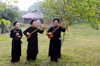 Trình diễn Then. Ảnh: KHIẾU MINH