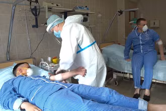 Kiểm tra sức khỏe các tình nguyện viên trước khi xuất viện. (Ảnh: Bộ Quốc phòng Nga). 