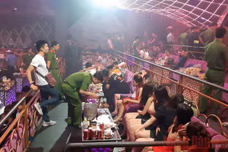 Lực lượng công an kiểm tra bên trong quán.