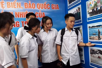 Học sinh tham quan triển lãm
