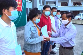 Trao Giấy chứng nhận hoàn thành thời gian cách ly cho công dân trở về từ Nhật Bản.