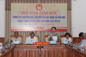 Phó Chủ tịch Hội Khuyến học Việt Nam Trương Thị Hiền phát biểu tại Hội nghị.