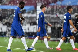 Các cầu thủ Chelsea thất vọng rời sân sau trận thua 0-3.