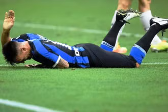 Tiền đạo Lautaro Martinez thất vọng sau trận hòa của Inter Milan trước Fiorentina. (Ảnh: Reuters)