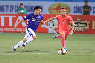 CLB "ngựa ô" Sài Gòn (áo hồng) hiện đang “chiễm chệ” ở vị trí thứ 2 trên bảng xếp hạng V-League 2020 với 13 điểm sau bảy vòng đấu.