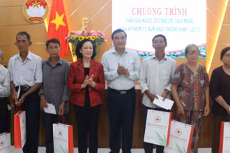 Đồng chí Trương Thị Mai và đồng chí Phan Việt Cường trao quà các gia đình chính sách tại Quảng Nam.