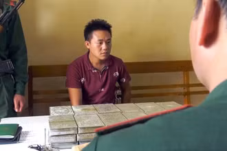 Đối tượng Giàng A Vừ và tang vật vụ án.