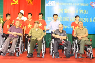 Trao tặng xe lăn cho thương, bệnh binh tại Trung tâm điều dưỡng người có công số II Hà Nội.