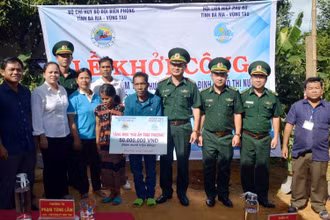 Lãnh đạo BĐBP tỉnh Thừa Thiên Huế và Hội LHPN huyện A Lưới trao tiền hỗ trợ cho gia đình.