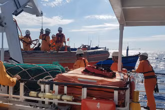 Thuyền viên được cấp cứu kịp thời.